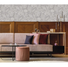 Woonkamer met bank, tafel en behang met patroon en maritieme motieven