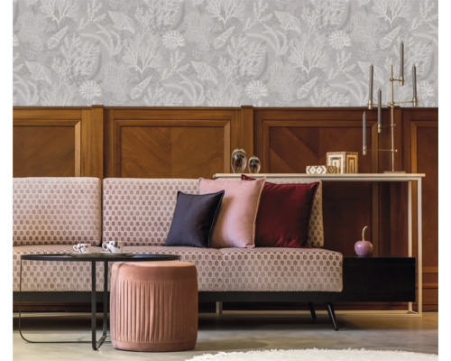 Woonkamer met bank, tafel en behang met patroon en maritieme motieven