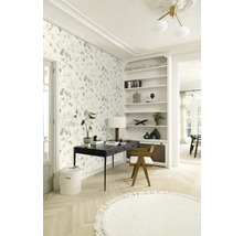 Lichte kamer met bureau, stoel, boekenkast en bloemenbehang