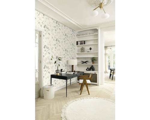 Lichte kamer met bureau, stoel, boekenkast en bloemenbehang