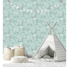 Kinderkamer met decoratief behang, speeltent en opbergmanden