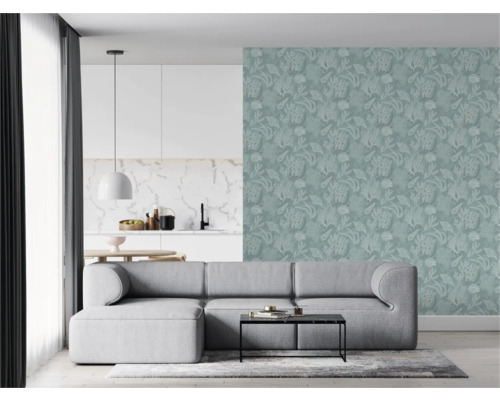 Woonkamer met grijze bank, salontafel en behang met bloemmotief