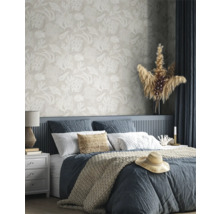 Slaapkamer met bed voor een wand met behang met koraalmotief