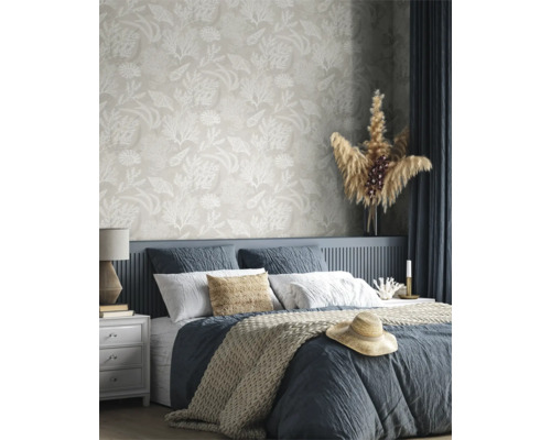 Slaapkamer met bed voor een wand met behang met koraalmotief