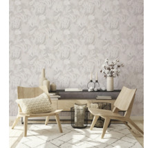 Woonkamer met patroonbehang, houten stoelen en tapijt