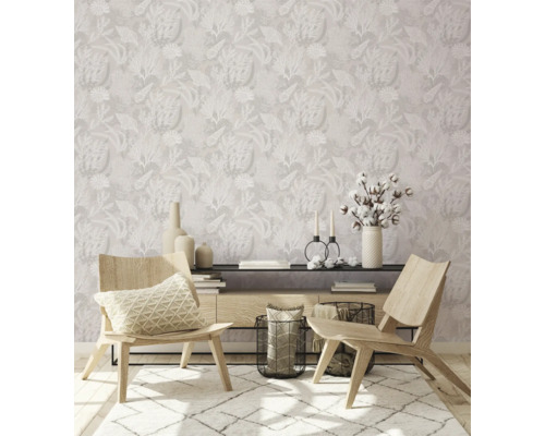 Woonkamer met patroonbehang, houten stoelen en tapijt