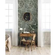 Decoratieve kamer met bureau, spiegel en behang met motief