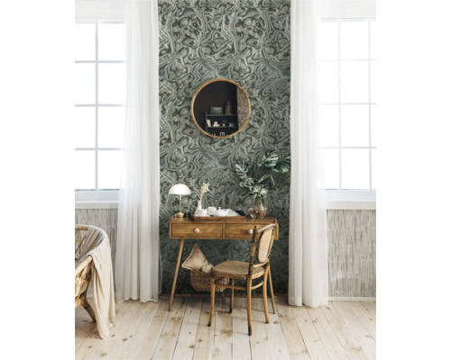 Decoratieve kamer met bureau, spiegel en behang met motief