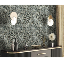 Interieuridee met patroonbehang, dressoir en decoratieve elementen.