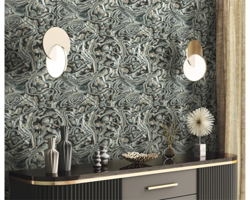 Interieuridee met patroonbehang, dressoir en decoratieve elementen.