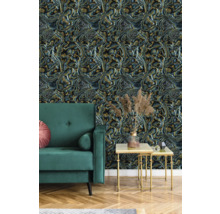 Decoratieve woonkamer met abstract behang, groene bank en bijzettafels