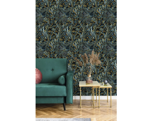 Decoratieve woonkamer met abstract behang, groene bank en bijzettafels