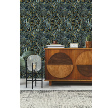 Decoratieve kamer met behang met motief, dressoir en vloerlamp