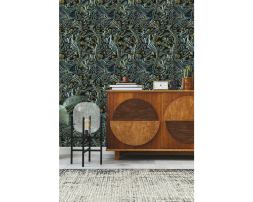 Decoratieve kamer met behang met motief, dressoir en vloerlamp