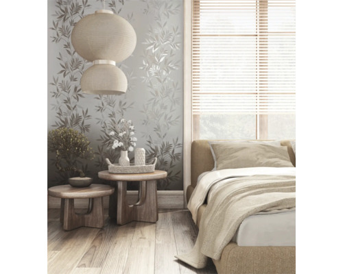 Slaapkamer met tweepersoonsbed, nachtkastjes, papieren lantaarn en behang met bladerenmotief