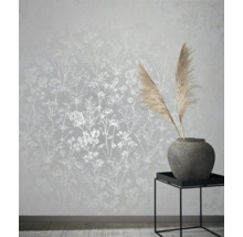 Kamerzicht met bloemenbehang, vaas en tafel.