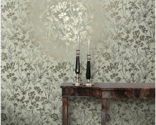 Kamerweergave met bloemenbehang, console en kandelaars