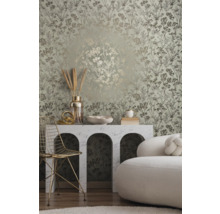 Woonkamer met bloemenbehang, console, stoel en bank.