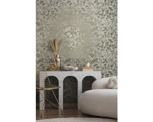 Woonkamer met bloemenbehang, console, stoel en bank.