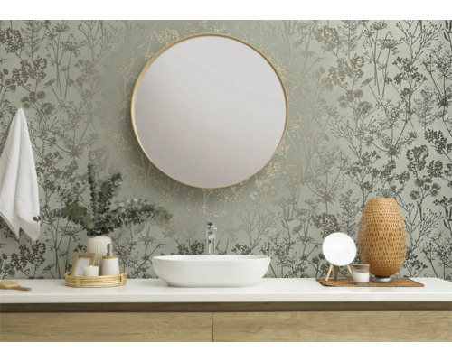 Badkamer met ronde spiegel, wastafel en bloemenbehang