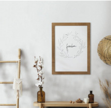 Decoratieve afbeelding met het woord vrijheid in een houten lijst boven een houten tafel met decoraties