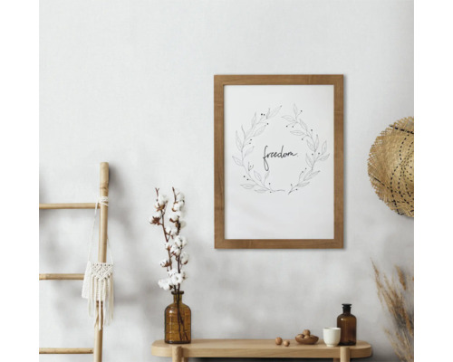 Decoratieve afbeelding met het woord vrijheid in een houten lijst boven een houten tafel met decoraties