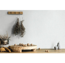 Lichte kamerinrichting met decoraties, waaronder houten elementen en planten