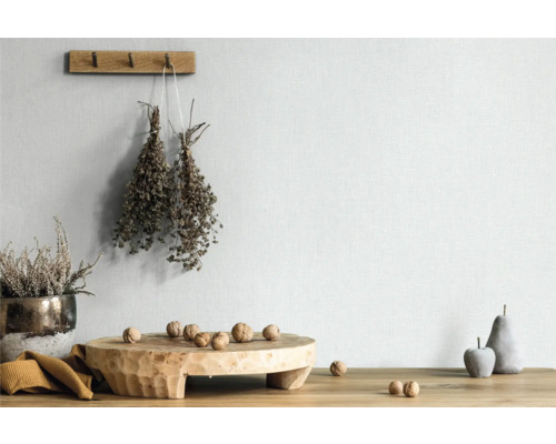 Lichte kamerinrichting met decoraties, waaronder houten elementen en planten