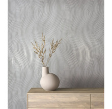 Behang met golfpatroon op een muur, gecombineerd met een decoratie op een dressoir