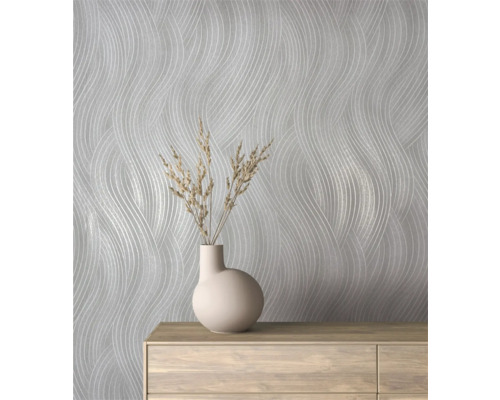 Behang met golfpatroon op een muur, gecombineerd met een decoratie op een dressoir