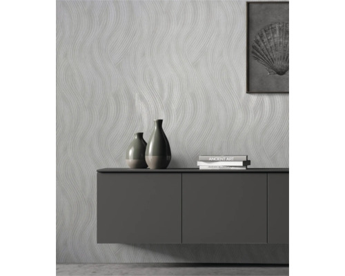 Woonkamer met patroonbehang, dressoir, vazen en schilderij