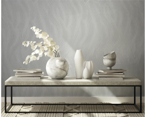 Decoratief behang met golvend patroon in een kamer met vazen en boeken op een tafel