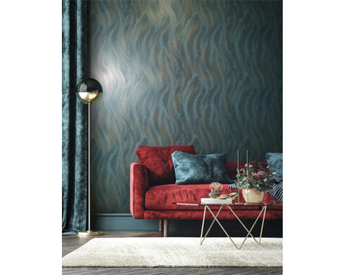 Woonkamer met bank, lamp, tapijt en wandbehang met golfpatroon