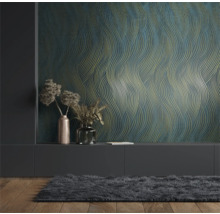 Kamerweergave met patroonbehang, tv-meubel, tapijt en decoratie