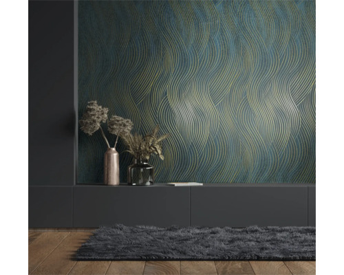 Kamerweergave met patroonbehang, tv-meubel, tapijt en decoratie