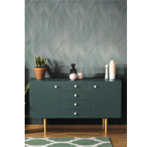 Moderne woonkamer met patroonbehang, dressoir en decoratieve elementen