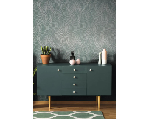 Moderne woonkamer met patroonbehang, dressoir en decoratieve elementen