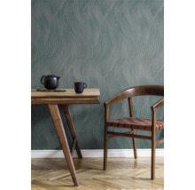 Decoratieve woonkamer met tafel, stoel en behang met golfpatroon