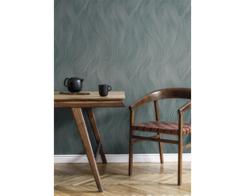 Decoratieve woonkamer met tafel, stoel en behang met golfpatroon