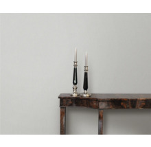 Stijlvol interieur met behang, console en kandelaars