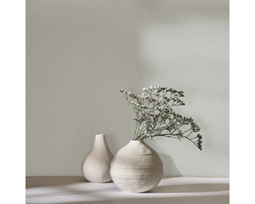 Close-up van een gestructureerd behang met twee decoratieve vazen en bloemstuk.