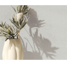 Decoratieve vaas met proteabloemen voor een gestructureerde wand