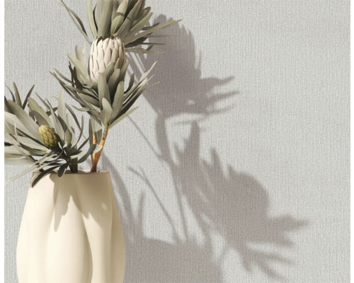 Decoratieve vaas met proteabloemen voor een gestructureerde wand