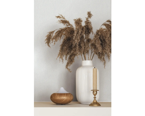 Decoratief stilleven met vaas, geurlamp en kandelaar
