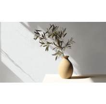 Decoratieve vaas met plantentakken op een tafel