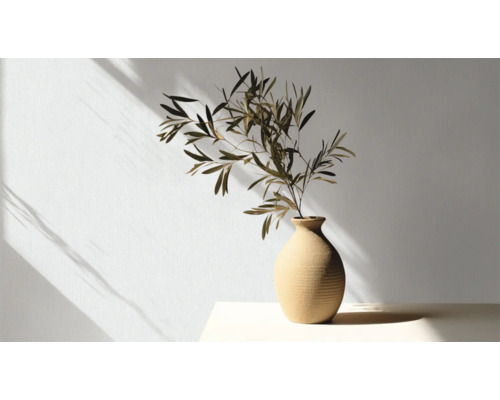 Decoratieve vaas met plantentakken op een tafel