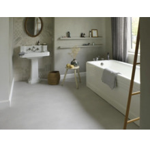 Badkamer met wastafel, spiegel, bad, kruk en decoraties voor een heldere en georganiseerde sfeer