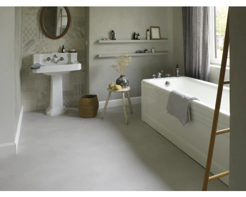 Badkamer met wastafel, spiegel, bad, kruk en decoraties voor een heldere en georganiseerde sfeer