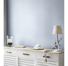 Decoratieve woonkamer met dressoir, lamp en decoratie