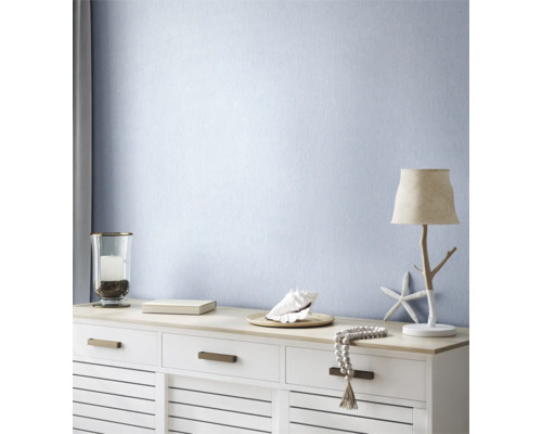 Decoratieve woonkamer met dressoir, lamp en decoratie